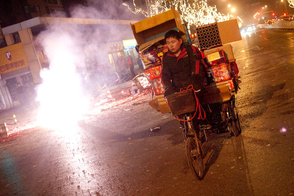 چین میں نئے سال کی آمد، شہر رنگ برنگی آرائشی اشیاء سے سجا دیئے گئے